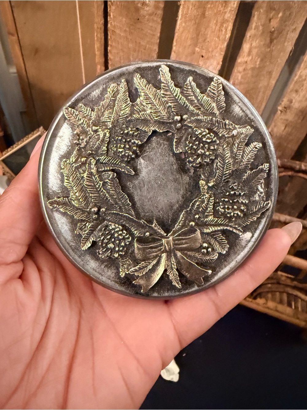 Holiday Pinecone Wreath Decorative Tin Box with 6 Brass napkins rings